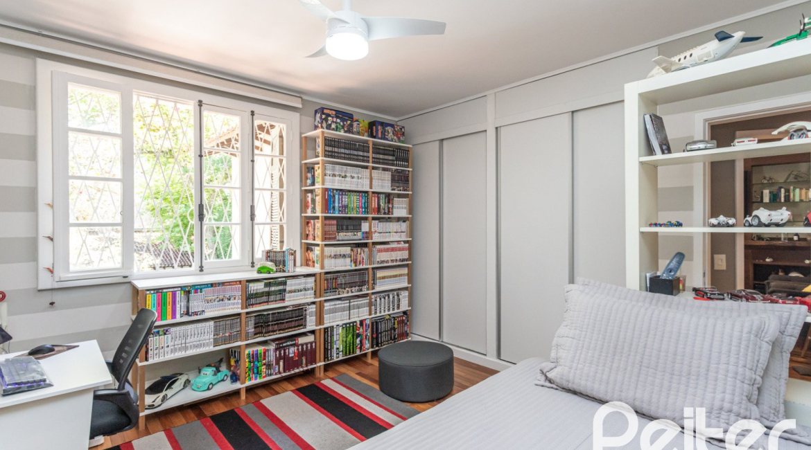 Casa à venda com 395m², 4 dormitórios, 1 suíte, 4 vagas, no bairro Vila Conceição em Porto Alegre