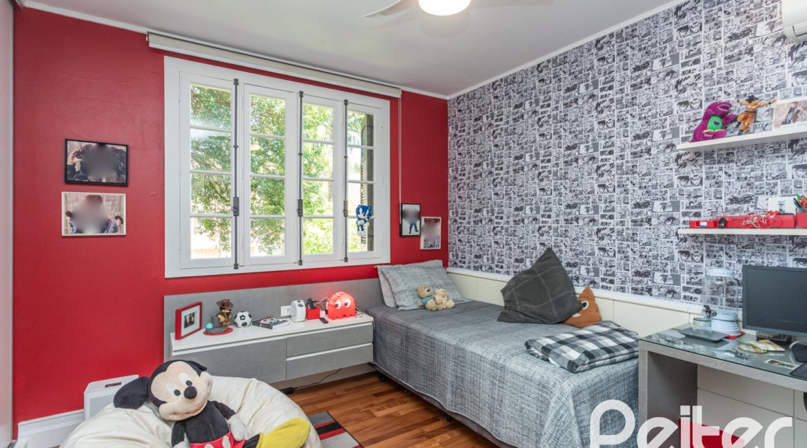 Casa à venda com 395m², 4 dormitórios, 1 suíte, 4 vagas, no bairro Vila Conceição em Porto Alegre