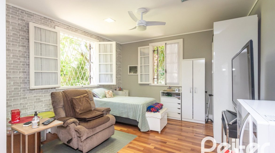 Casa à venda com 395m², 4 dormitórios, 1 suíte, 4 vagas, no bairro Vila Conceição em Porto Alegre