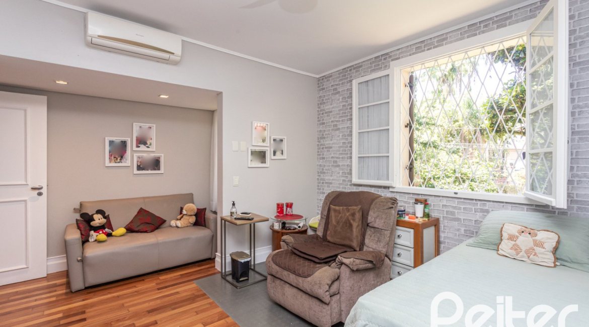 Casa à venda com 395m², 4 dormitórios, 1 suíte, 4 vagas, no bairro Vila Conceição em Porto Alegre