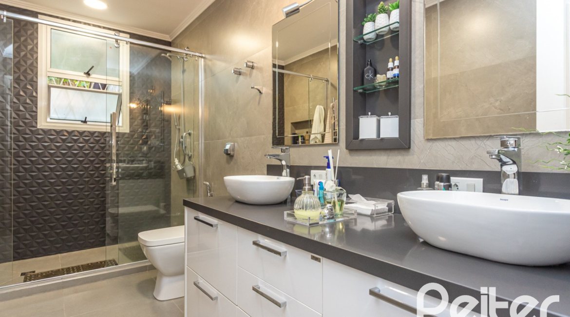 Casa à venda com 395m², 4 dormitórios, 1 suíte, 4 vagas, no bairro Vila Conceição em Porto Alegre