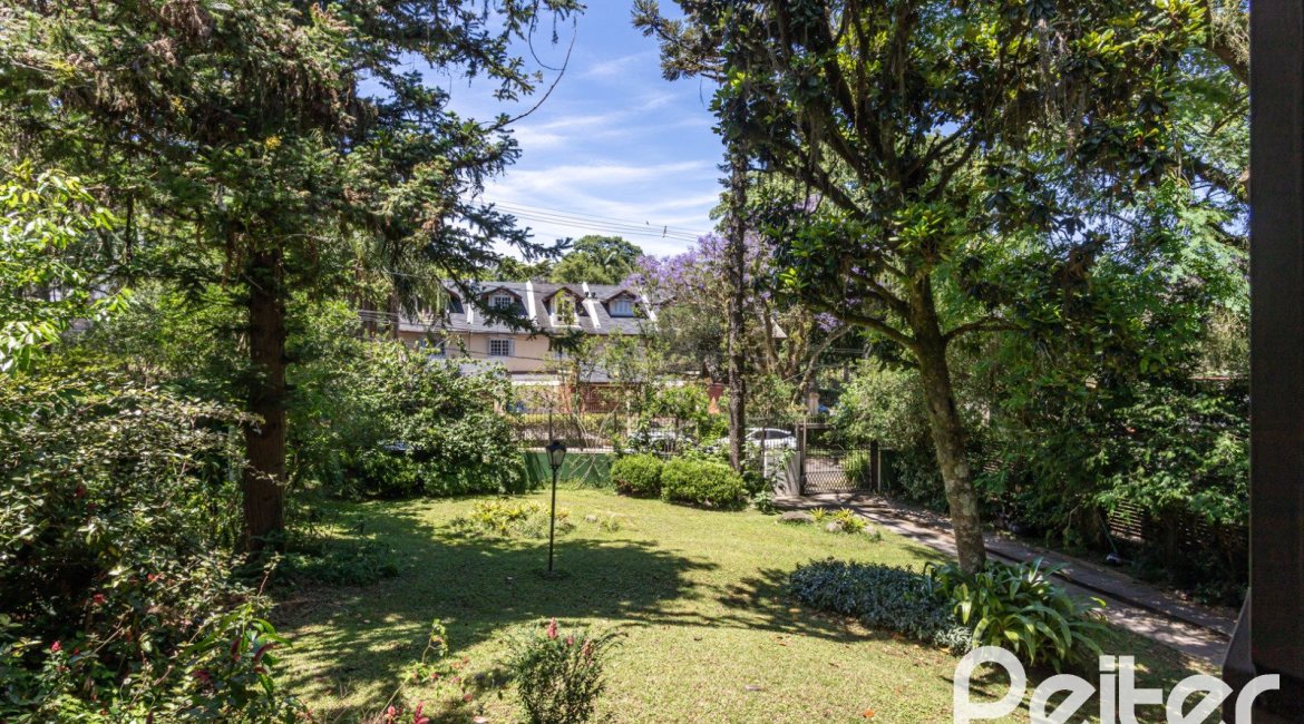 Casa à venda com 395m², 4 dormitórios, 1 suíte, 4 vagas, no bairro Vila Conceição em Porto Alegre