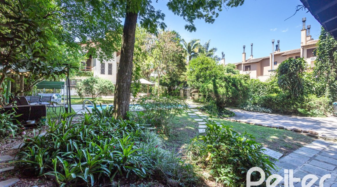 Casa à venda com 395m², 4 dormitórios, 1 suíte, 4 vagas, no bairro Vila Conceição em Porto Alegre