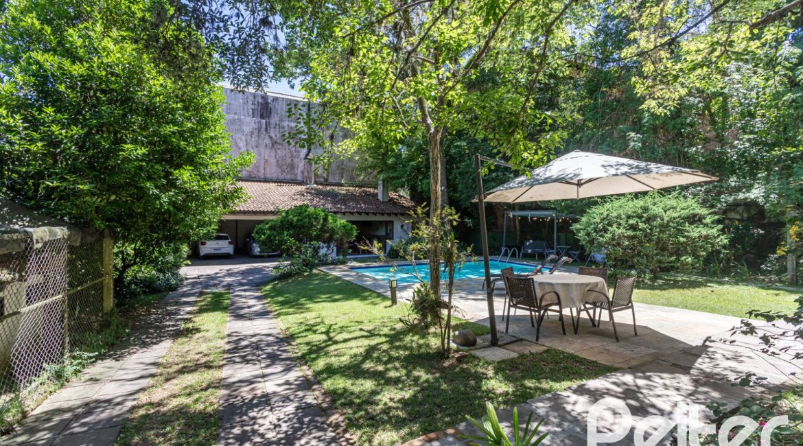 Casa à venda com 395m², 4 dormitórios, 1 suíte, 4 vagas, no bairro Vila Conceição em Porto Alegre