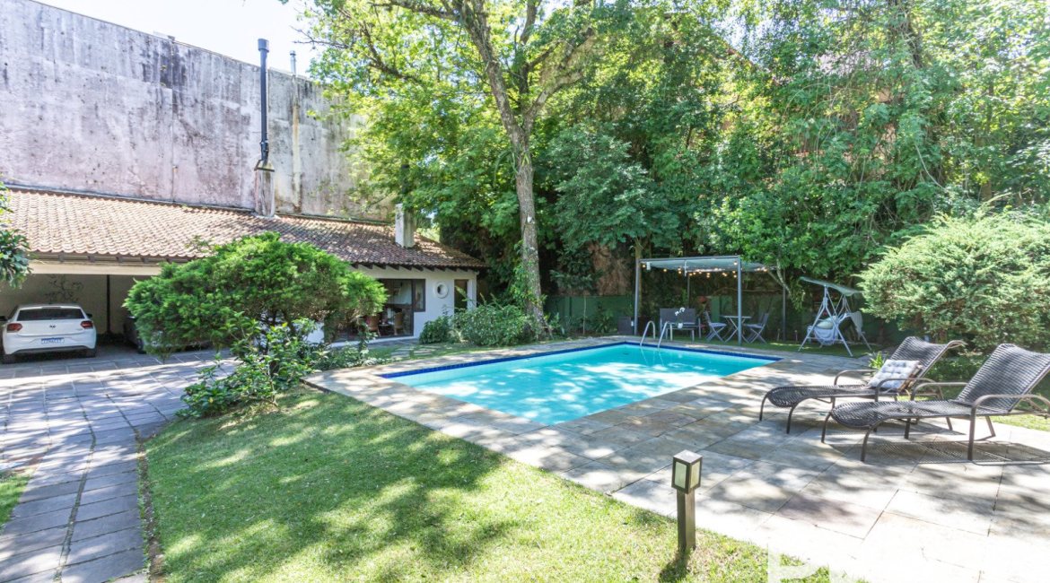 Casa à venda com 395m², 4 dormitórios, 1 suíte, 4 vagas, no bairro Vila Conceição em Porto Alegre