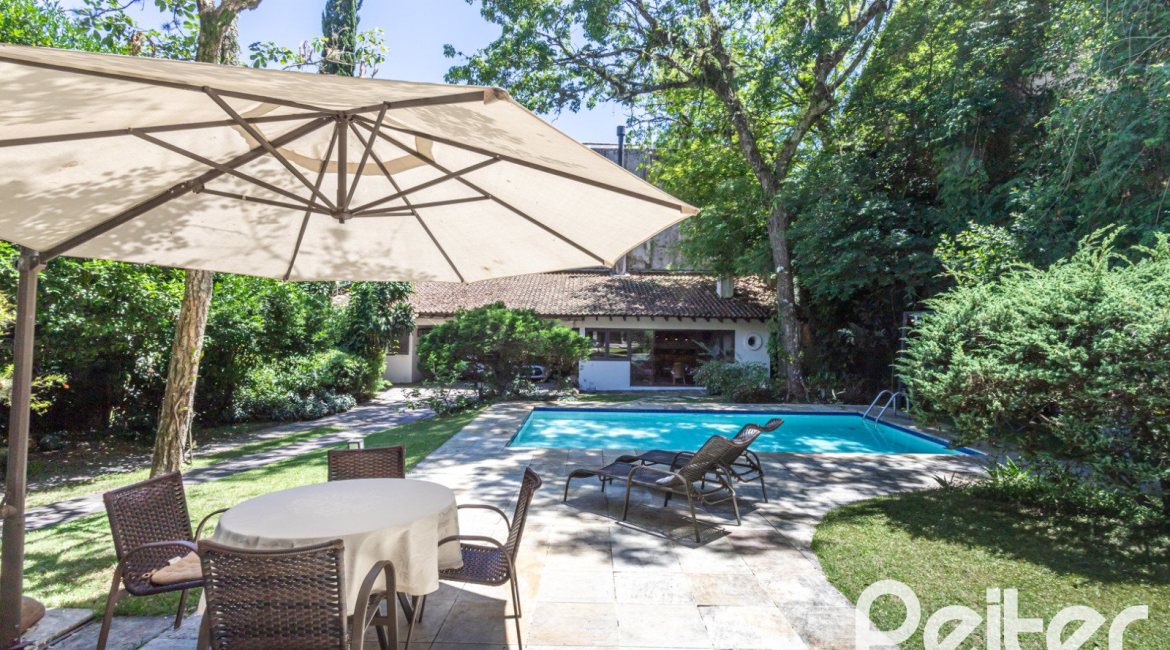 Casa à venda com 395m², 4 dormitórios, 1 suíte, 4 vagas, no bairro Vila Conceição em Porto Alegre