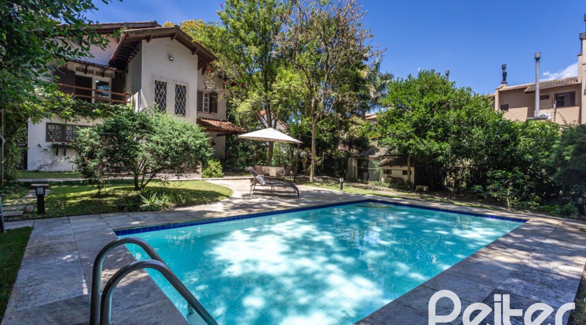 Casa à venda com 395m², 4 dormitórios, 1 suíte, 4 vagas, no bairro Vila Conceição em Porto Alegre