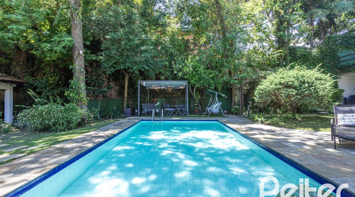 Casa à venda com 395m², 4 dormitórios, 1 suíte, 4 vagas, no bairro Vila Conceição em Porto Alegre