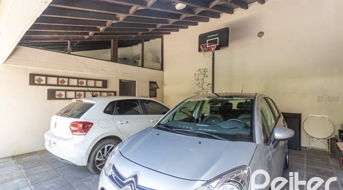 Casa à venda com 395m², 4 dormitórios, 1 suíte, 4 vagas, no bairro Vila Conceição em Porto Alegre