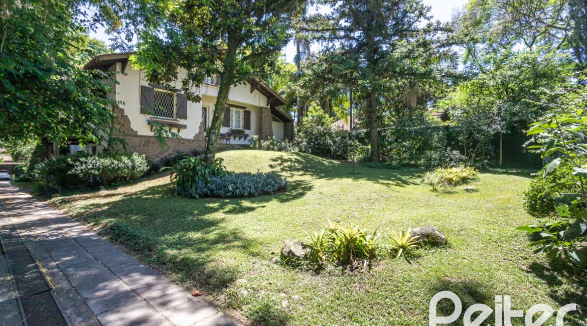 Casa à venda com 395m², 4 dormitórios, 1 suíte, 4 vagas, no bairro Vila Conceição em Porto Alegre