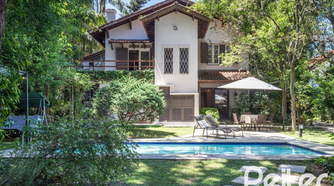 Casa à venda com 395m², 4 dormitórios, 1 suíte, 4 vagas, no bairro Vila Conceição em Porto Alegre