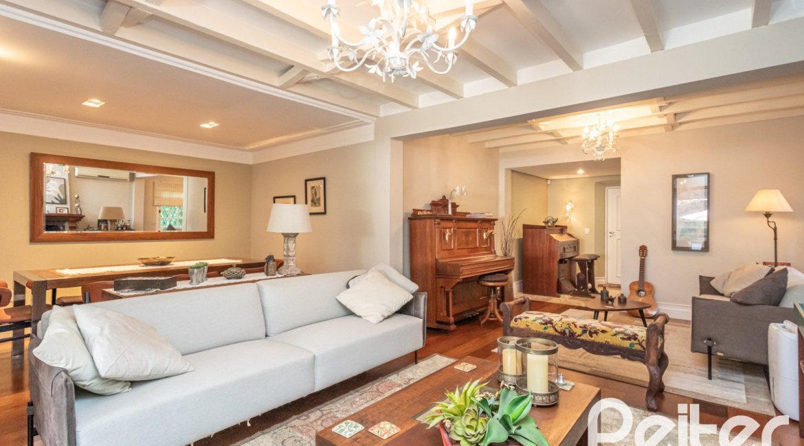 Casa à venda com 395m², 4 dormitórios, 1 suíte, 4 vagas, no bairro Vila Conceição em Porto Alegre