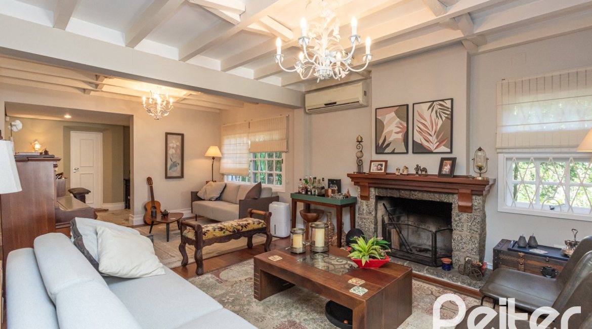 Casa à venda com 395m², 4 dormitórios, 1 suíte, 4 vagas, no bairro Vila Conceição em Porto Alegre