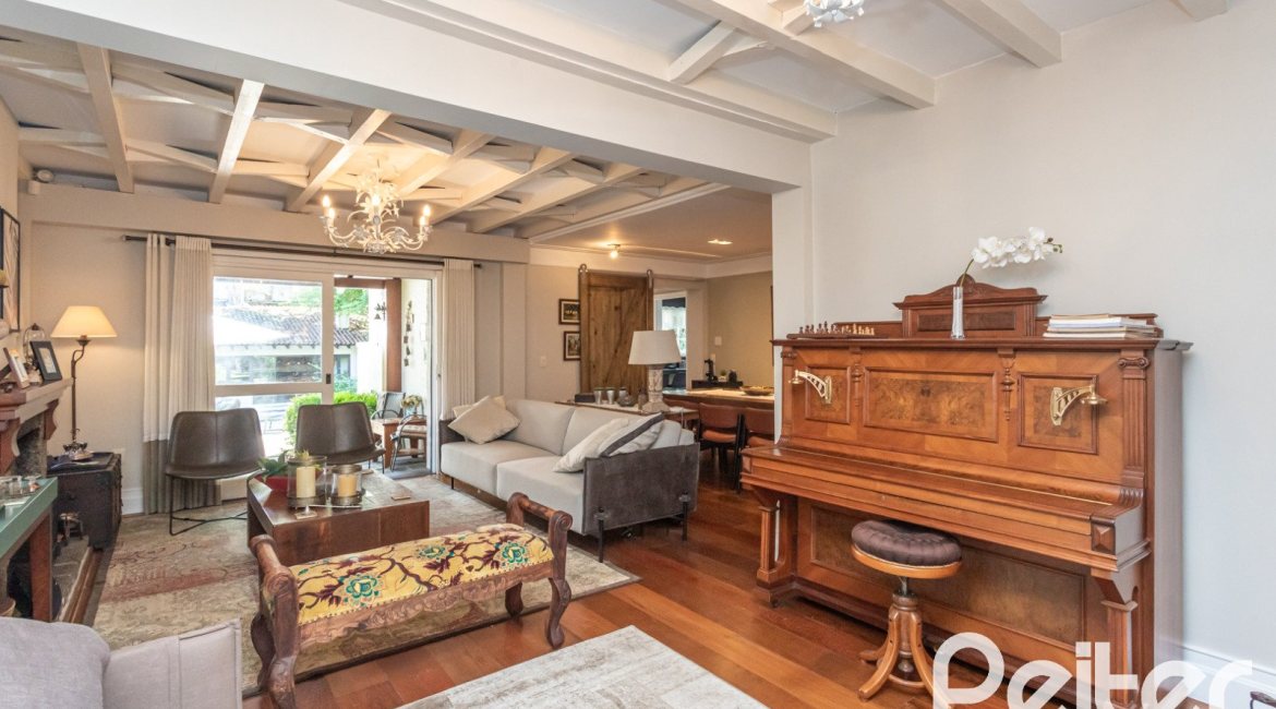 Casa à venda com 395m², 4 dormitórios, 1 suíte, 4 vagas, no bairro Vila Conceição em Porto Alegre