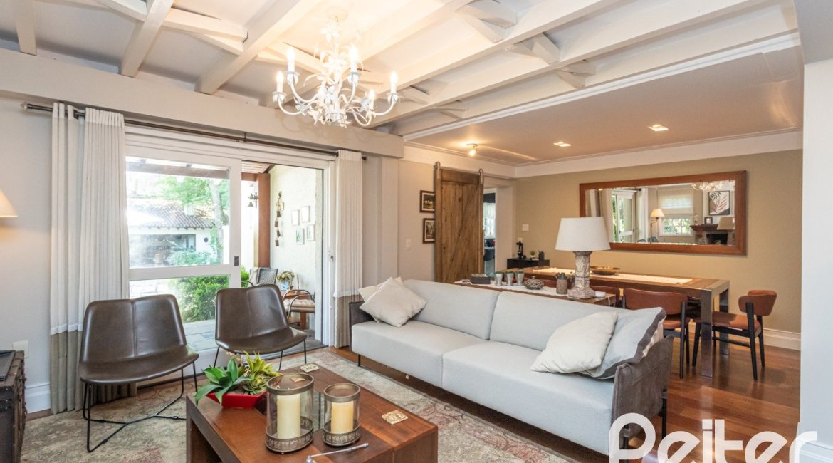 Casa à venda com 395m², 4 dormitórios, 1 suíte, 4 vagas, no bairro Vila Conceição em Porto Alegre