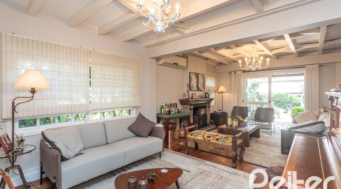 Casa à venda com 395m², 4 dormitórios, 1 suíte, 4 vagas, no bairro Vila Conceição em Porto Alegre