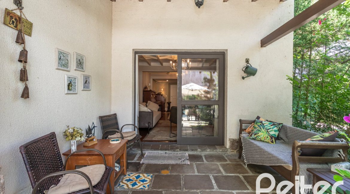 Casa à venda com 395m², 4 dormitórios, 1 suíte, 4 vagas, no bairro Vila Conceição em Porto Alegre