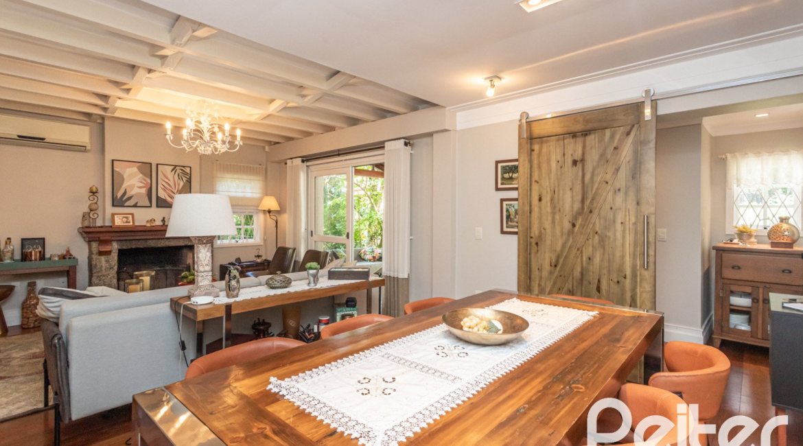 Casa à venda com 395m², 4 dormitórios, 1 suíte, 4 vagas, no bairro Vila Conceição em Porto Alegre