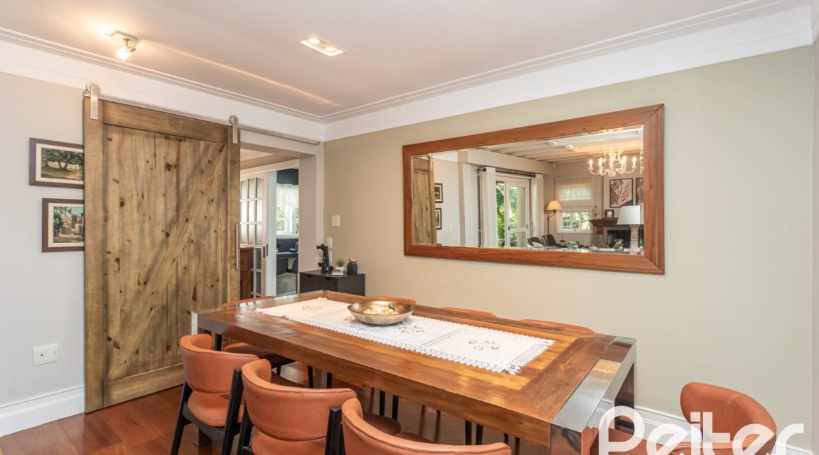 Casa à venda com 395m², 4 dormitórios, 1 suíte, 4 vagas, no bairro Vila Conceição em Porto Alegre