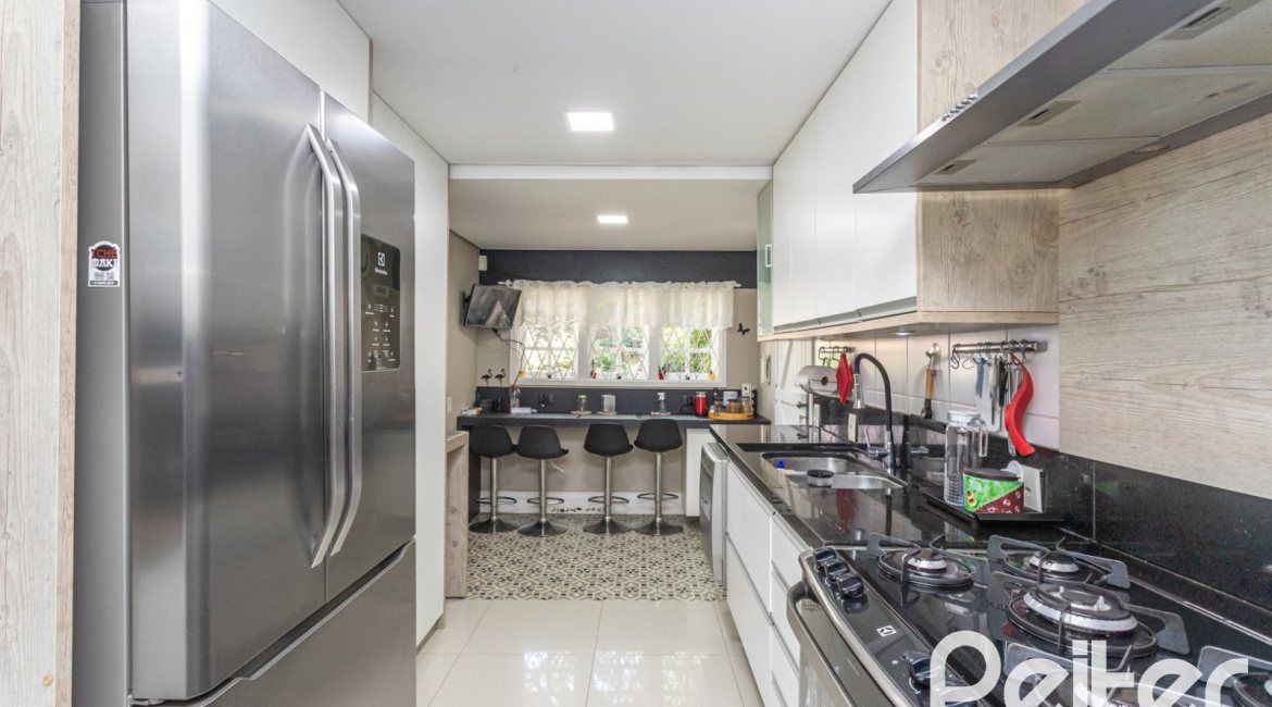 Casa à venda com 395m², 4 dormitórios, 1 suíte, 4 vagas, no bairro Vila Conceição em Porto Alegre