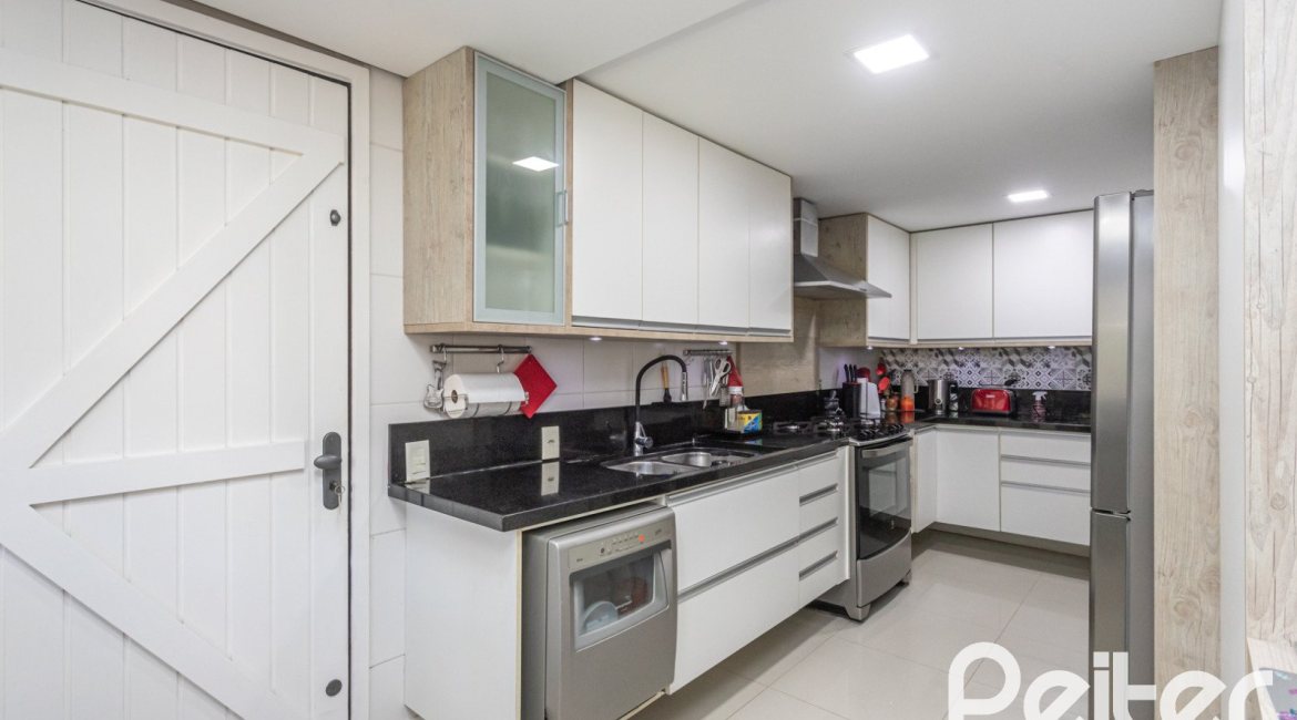 Casa à venda com 395m², 4 dormitórios, 1 suíte, 4 vagas, no bairro Vila Conceição em Porto Alegre