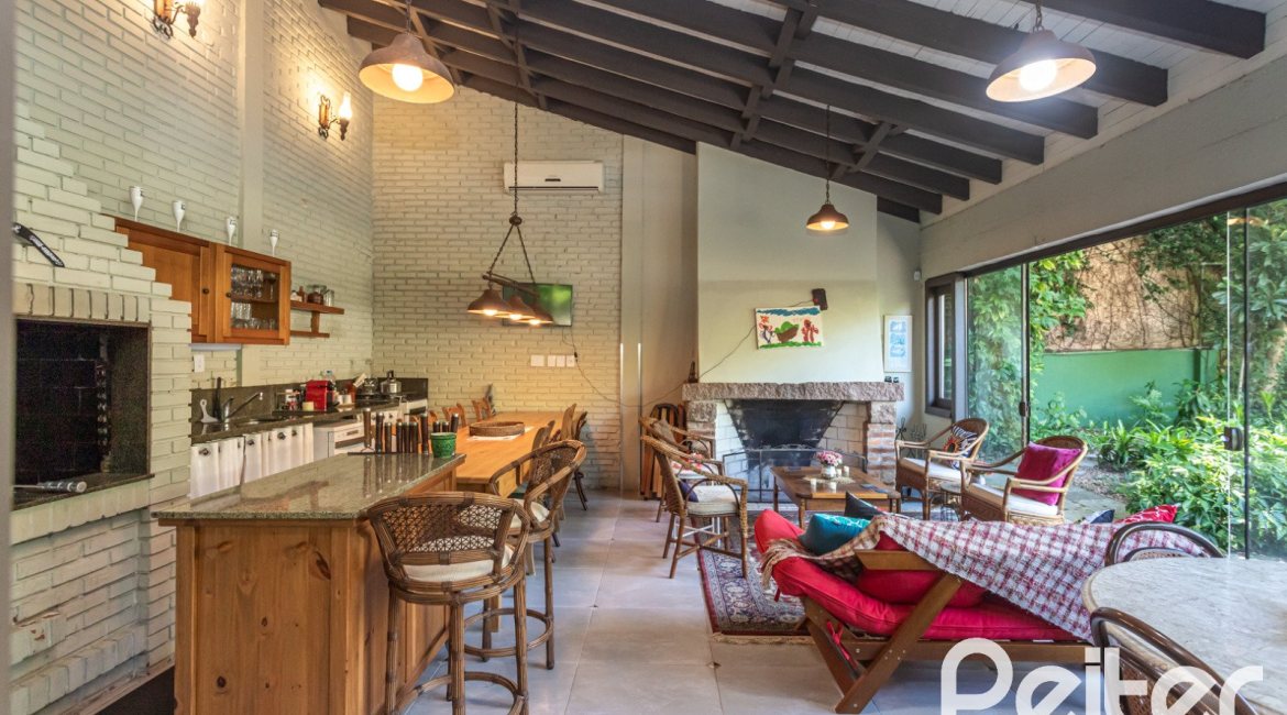 Casa à venda com 395m², 4 dormitórios, 1 suíte, 4 vagas, no bairro Vila Conceição em Porto Alegre