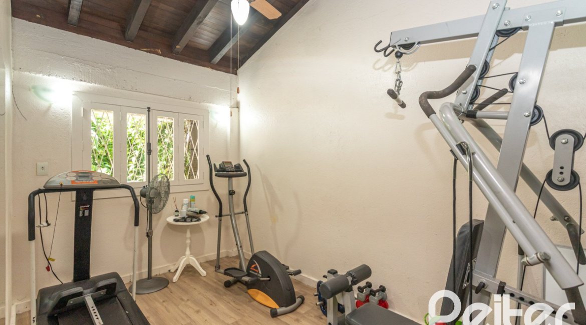 Casa à venda com 395m², 4 dormitórios, 1 suíte, 4 vagas, no bairro Vila Conceição em Porto Alegre