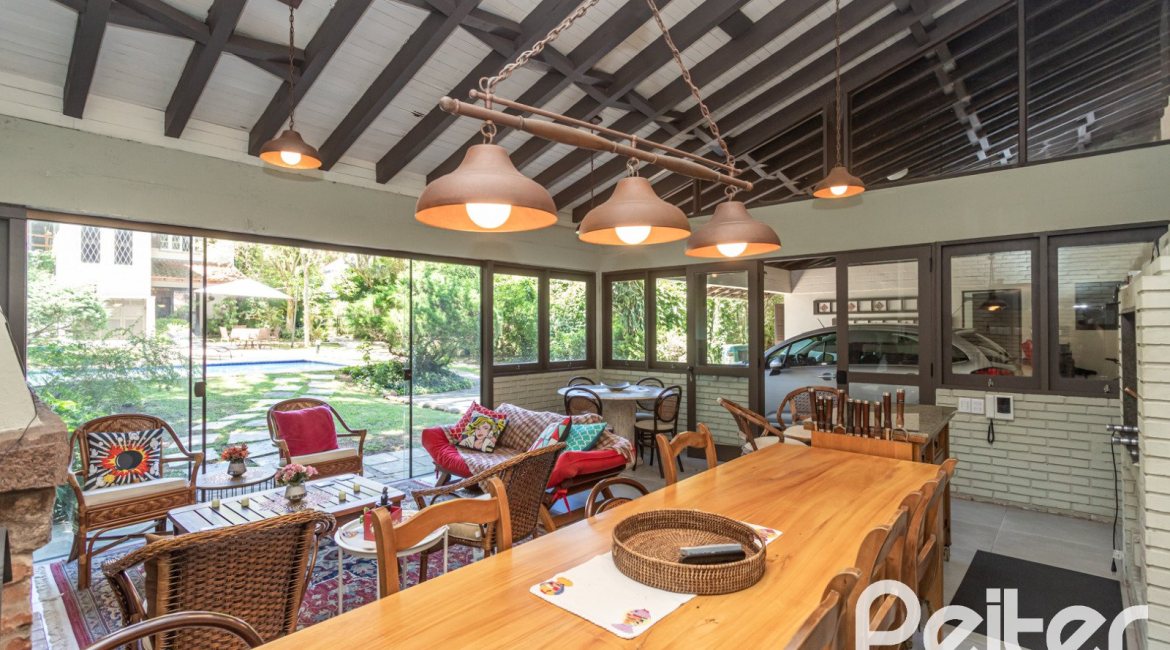 Casa à venda com 395m², 4 dormitórios, 1 suíte, 4 vagas, no bairro Vila Conceição em Porto Alegre