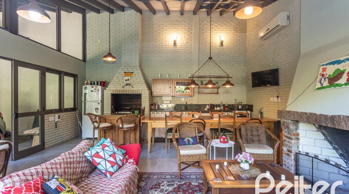 Casa à venda com 395m², 4 dormitórios, 1 suíte, 4 vagas, no bairro Vila Conceição em Porto Alegre