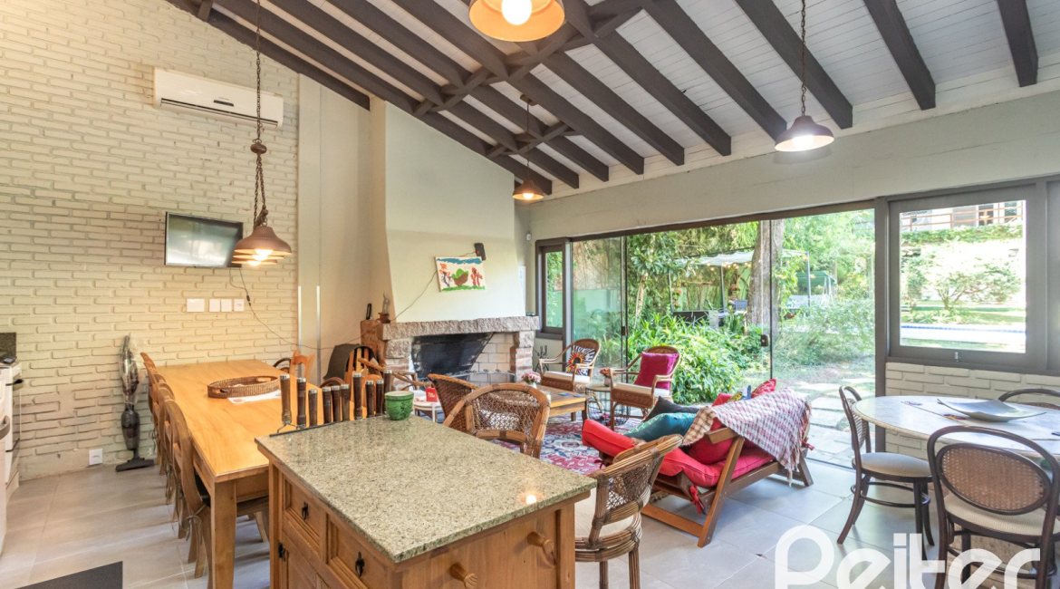 Casa à venda com 395m², 4 dormitórios, 1 suíte, 4 vagas, no bairro Vila Conceição em Porto Alegre