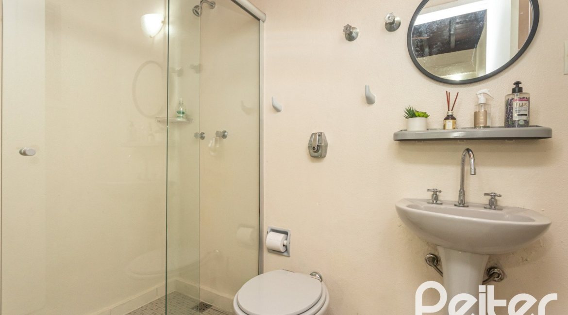 Casa à venda com 395m², 4 dormitórios, 1 suíte, 4 vagas, no bairro Vila Conceição em Porto Alegre