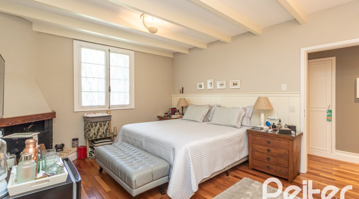 Casa à venda com 395m², 4 dormitórios, 1 suíte, 4 vagas, no bairro Vila Conceição em Porto Alegre