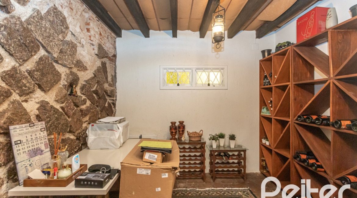 Casa à venda com 395m², 4 dormitórios, 1 suíte, 4 vagas, no bairro Vila Conceição em Porto Alegre