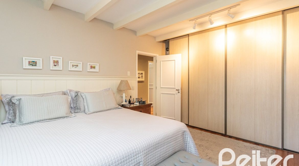 Casa à venda com 395m², 4 dormitórios, 1 suíte, 4 vagas, no bairro Vila Conceição em Porto Alegre