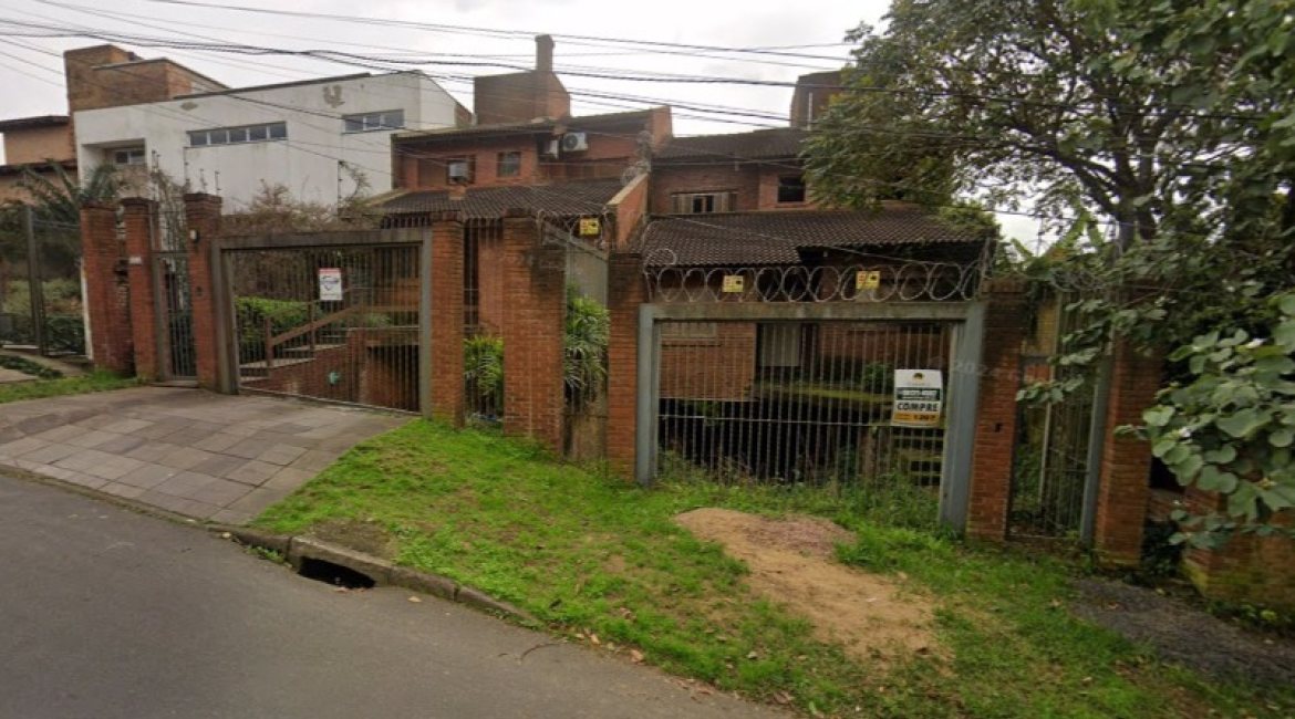 Casa à venda com 381m², 3 dormitórios, 3 suítes, 3 vagas, no bairro Vila Conceição em Porto Alegre
