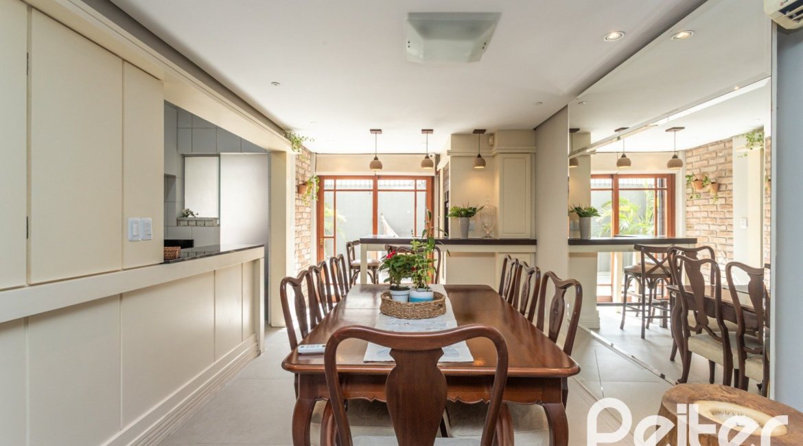 Casa à venda com 157m², 3 dormitórios, 1 suíte, 2 vagas, no bairro Ipanema em Porto Alegre