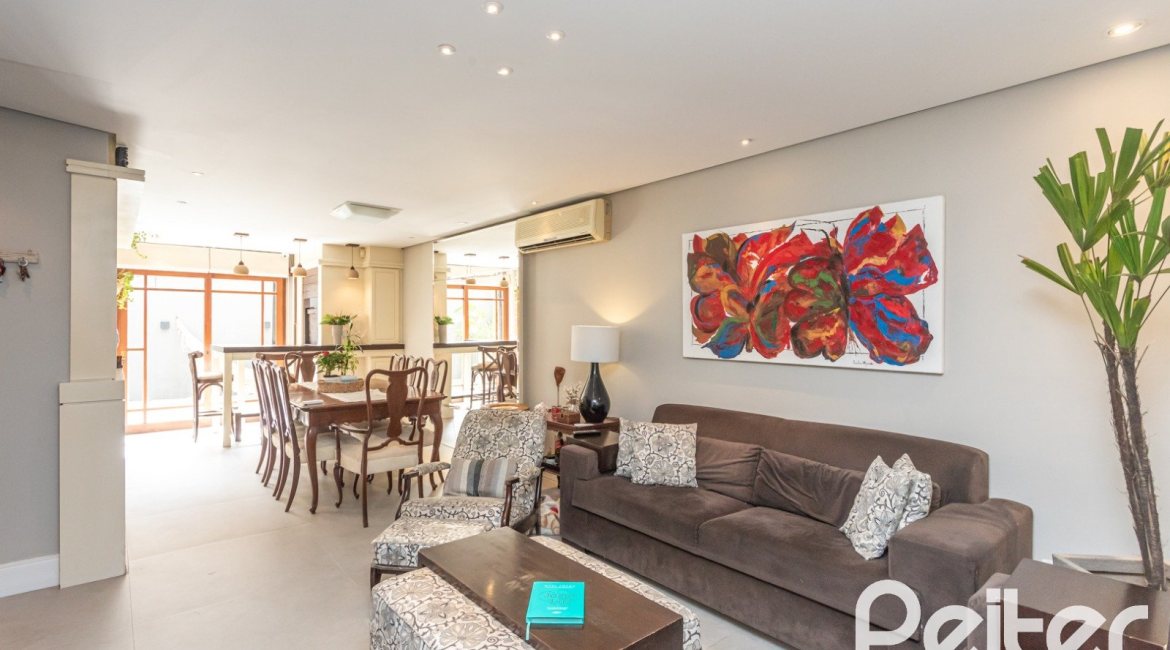 Casa à venda com 157m², 3 dormitórios, 1 suíte, 2 vagas, no bairro Ipanema em Porto Alegre