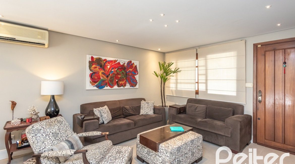 Casa à venda com 157m², 3 dormitórios, 1 suíte, 2 vagas, no bairro Ipanema em Porto Alegre