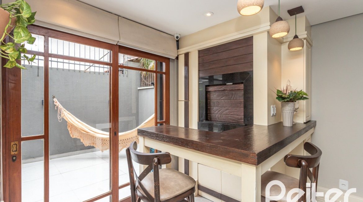 Casa à venda com 157m², 3 dormitórios, 1 suíte, 2 vagas, no bairro Ipanema em Porto Alegre