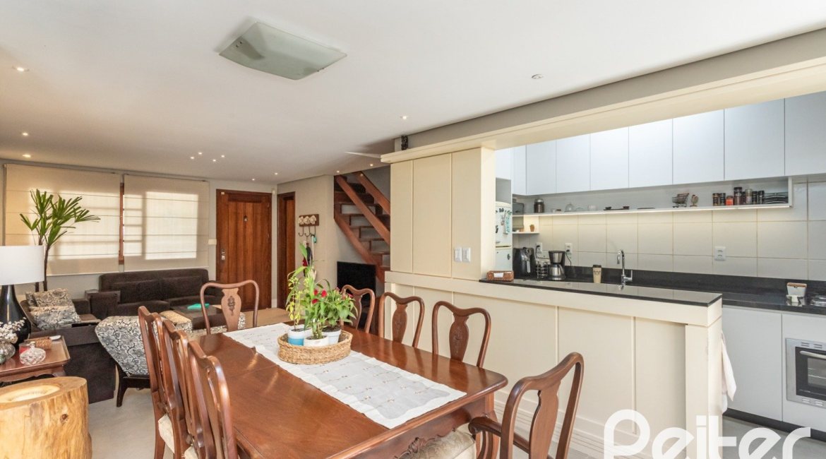 Casa à venda com 157m², 3 dormitórios, 1 suíte, 2 vagas, no bairro Ipanema em Porto Alegre