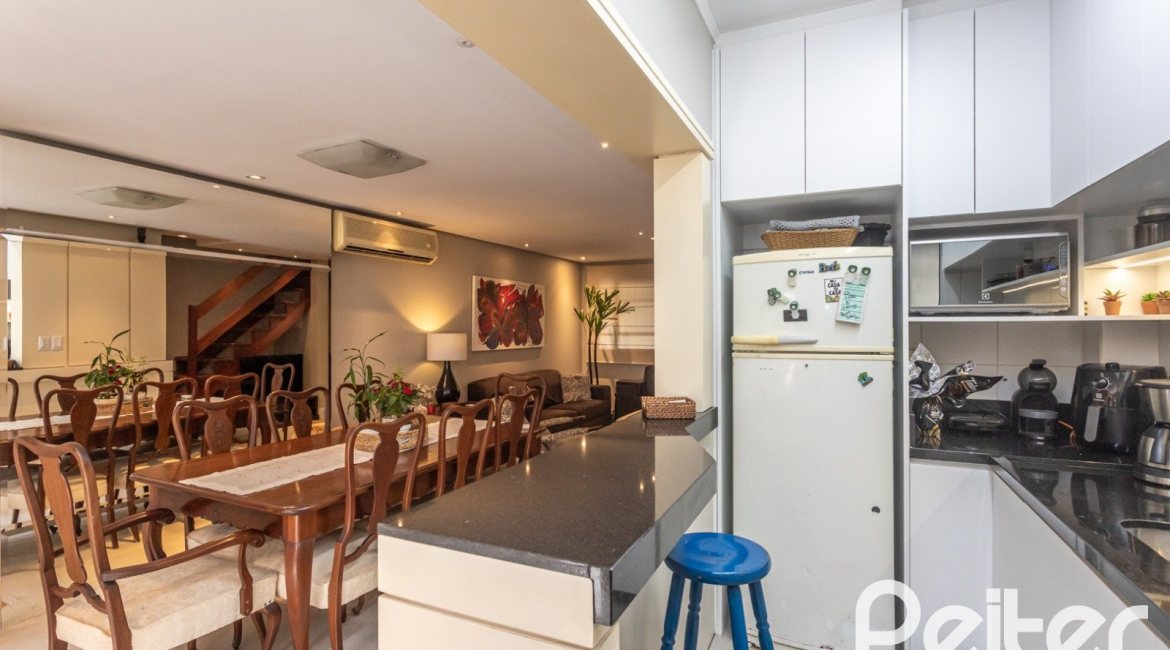 Casa à venda com 157m², 3 dormitórios, 1 suíte, 2 vagas, no bairro Ipanema em Porto Alegre