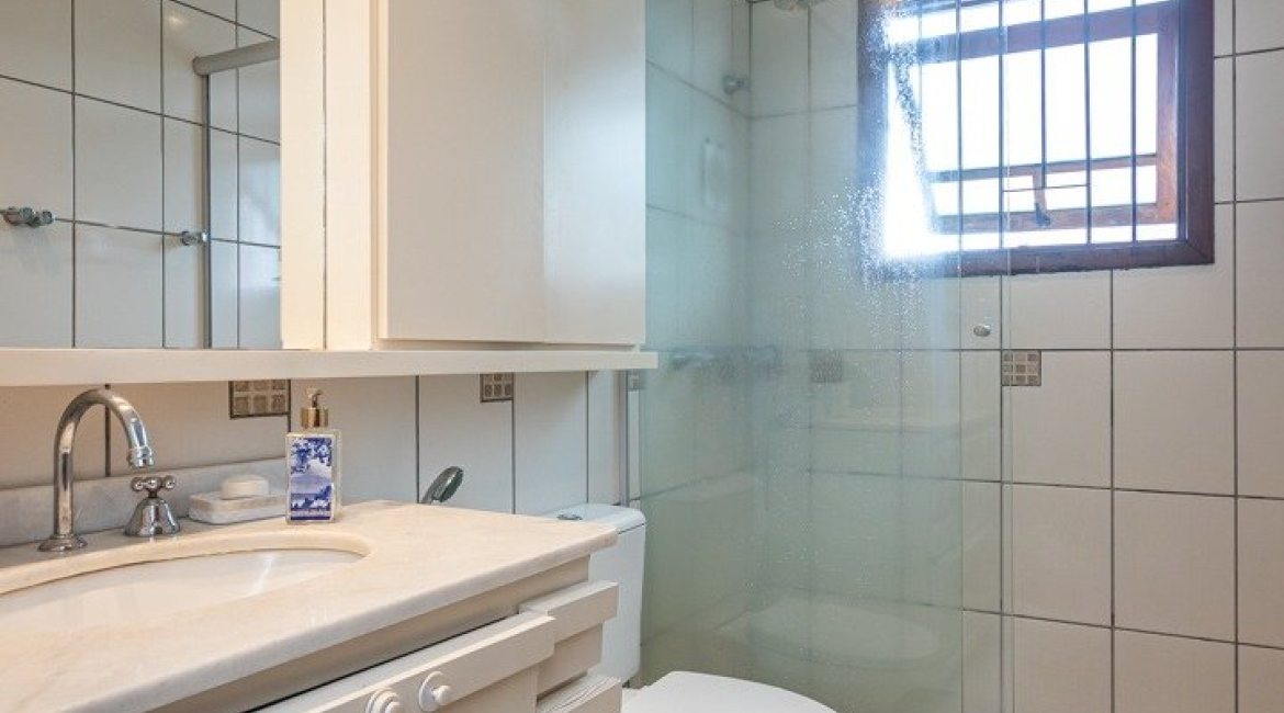 Casa à venda com 157m², 3 dormitórios, 1 suíte, 2 vagas, no bairro Ipanema em Porto Alegre