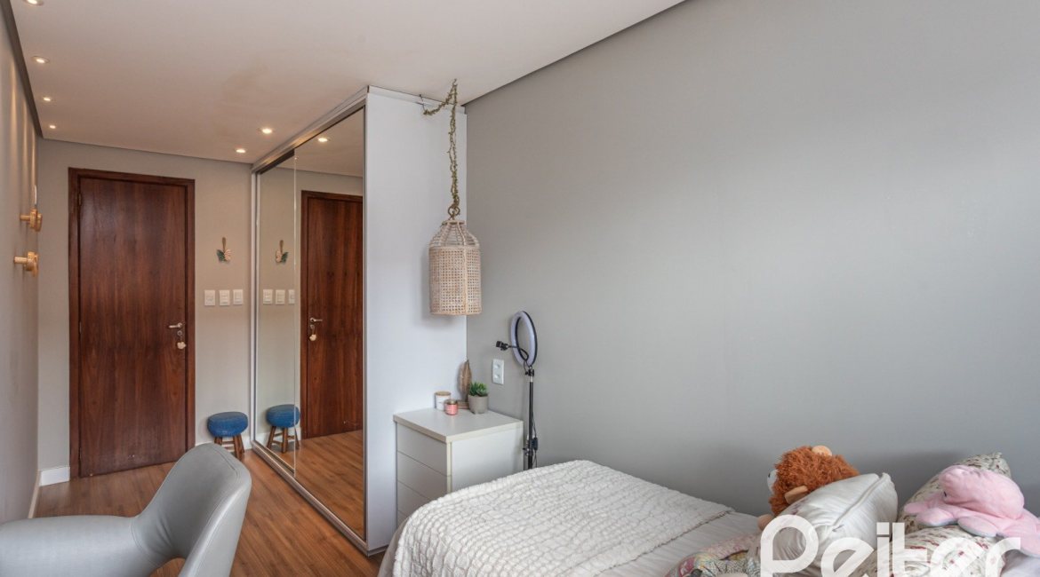 Casa à venda com 157m², 3 dormitórios, 1 suíte, 2 vagas, no bairro Ipanema em Porto Alegre