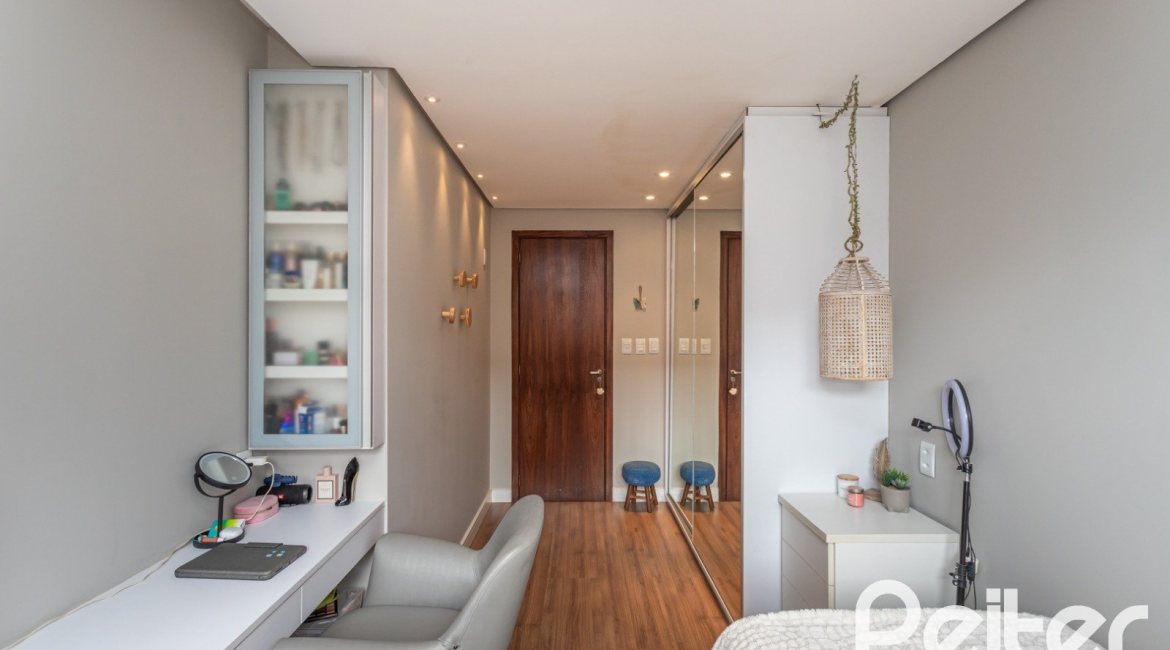 Casa à venda com 157m², 3 dormitórios, 1 suíte, 2 vagas, no bairro Ipanema em Porto Alegre