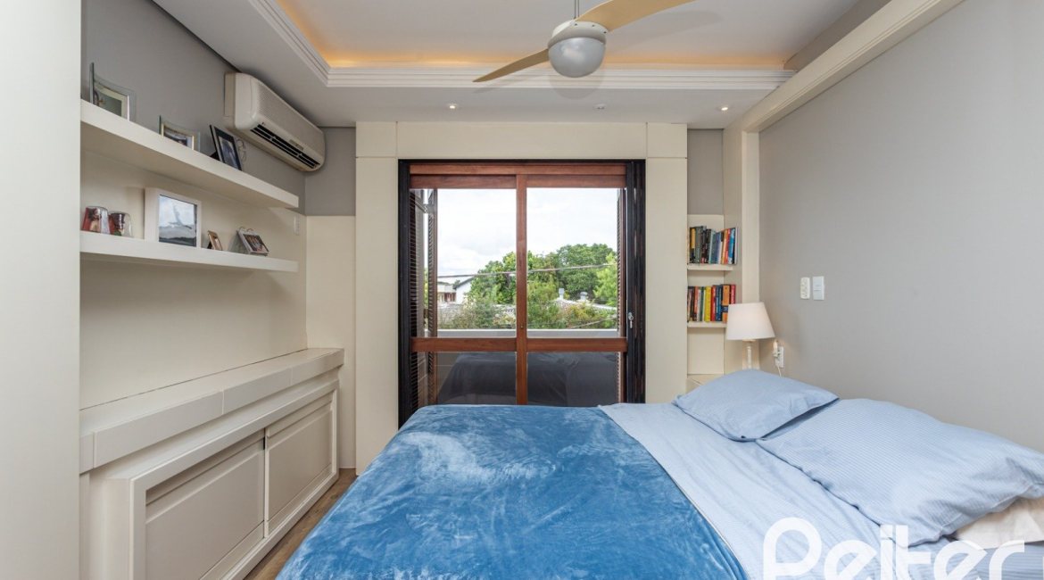 Casa à venda com 157m², 3 dormitórios, 1 suíte, 2 vagas, no bairro Ipanema em Porto Alegre