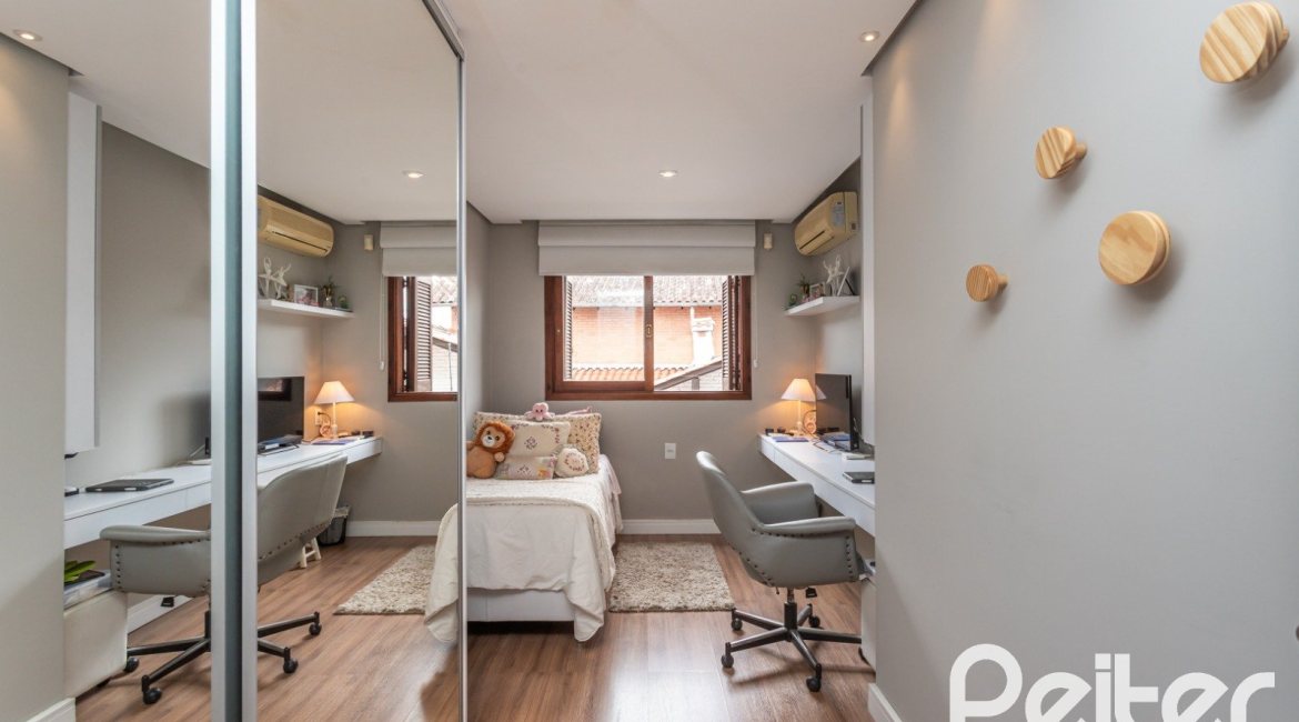 Casa à venda com 157m², 3 dormitórios, 1 suíte, 2 vagas, no bairro Ipanema em Porto Alegre