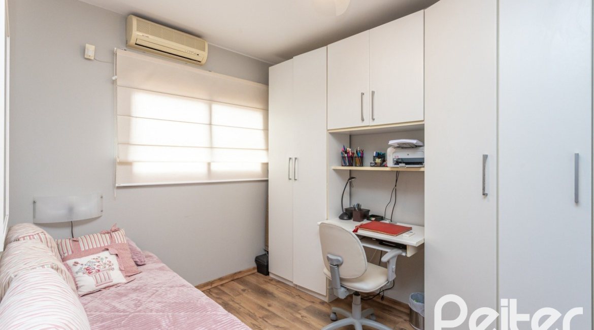 Casa à venda com 157m², 3 dormitórios, 1 suíte, 2 vagas, no bairro Ipanema em Porto Alegre