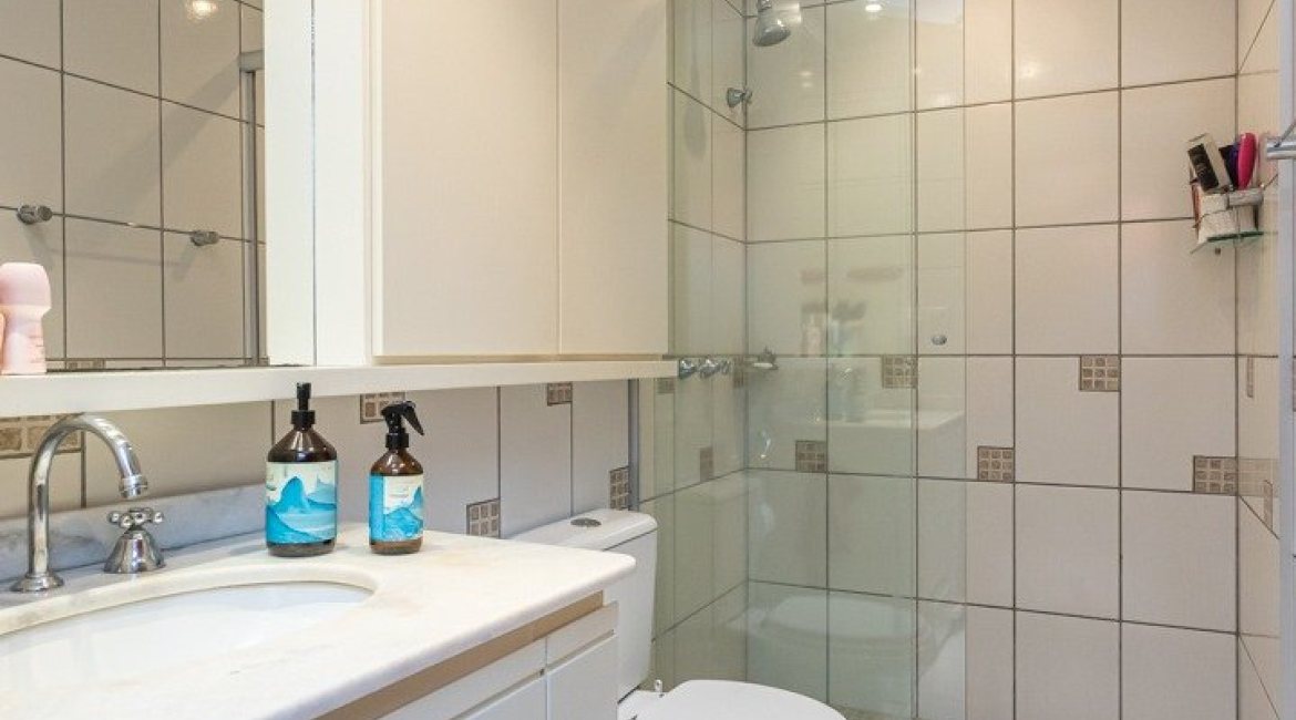 Casa à venda com 157m², 3 dormitórios, 1 suíte, 2 vagas, no bairro Ipanema em Porto Alegre