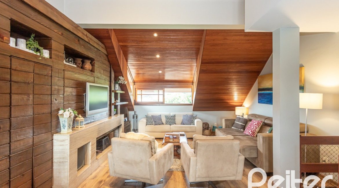 Casa à venda com 157m², 3 dormitórios, 1 suíte, 2 vagas, no bairro Ipanema em Porto Alegre