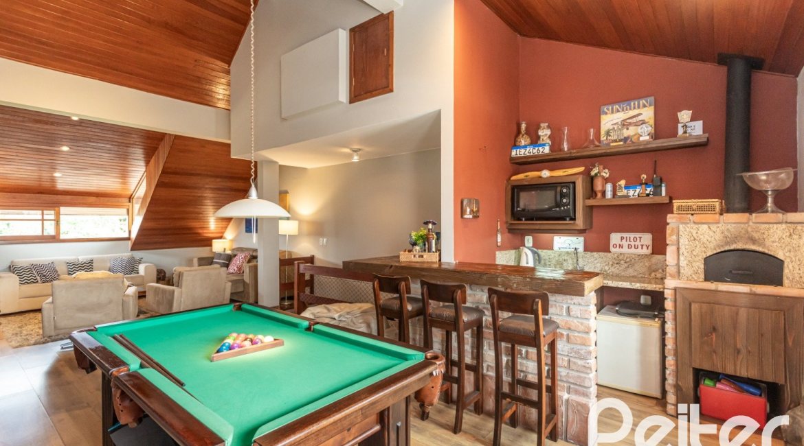 Casa à venda com 157m², 3 dormitórios, 1 suíte, 2 vagas, no bairro Ipanema em Porto Alegre